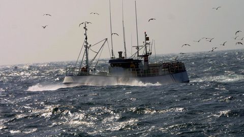 Un pesquero navegando en A Costa da Morte (foto de archivo).