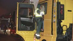 Un agente de la Guardia Civil haciendo un control en un autob�s escolar en una foto de archivo