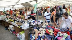 Puestos del mercadillo de Foz aprovechando la carpa instalada para otro acto en a�os pasados. 