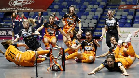 Las jugadoras del Burela celebran el ttulo copero que alcanzaron hace unas semanas en Mlaga