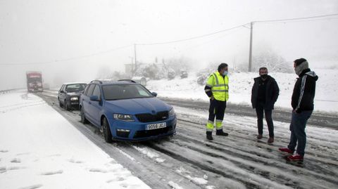 Coches parados en la carretera LU-546 entre el pueblo de Oural y la fbrica de Magnesitas de Rubin, en el municipio de O Incio