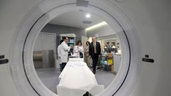 El conselleiro de Sanidade, Antonio Gmez Caamao, y la directora xeral de Sade Pblica, Carmen Durn, en el servicio de Radiodiagnstico del Chuac en el 2024