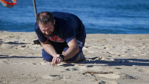 Barbanza se echa a las playas para limpiar el vertido de pellets de plstico.Recogiendo las bolitas una a una en la playa de As Furnas.