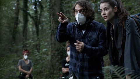 El director Sergio G. Snchez da instrucciones a Mireia Oriol, en el bosque de La Cebera, en Lugones