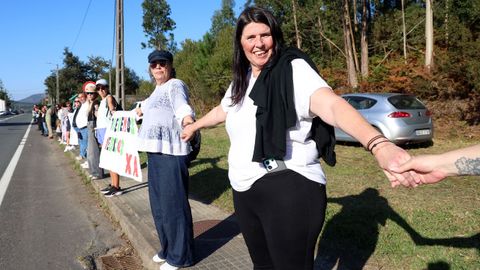 CADENA HUMANA DESDE EL HOSPITAL DEL BARBANZA AL CENTRO DE SALUD PARA PEDIR UNA SANIDAD PUBLICA DE CALIDAD