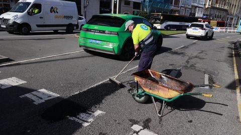 Uno de los operarios que trabajan en el operativo para sanear los puntos cr�ticos en las carreteras. El que tap�, en la plaza de Mina, era uno de los socavones que hab�a sido denunciado en La Voz a mediados de febrero. El Ayuntamiento avanza que seguir�n con actuaciones semanales