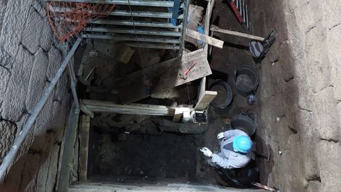 Trabajos en el interior de la torre del reloj de Castro Caldelas