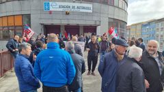 Los trabajadores de las empresas de transporte de viajeros se concentraron a las once de la ma�ana en la estaci�n