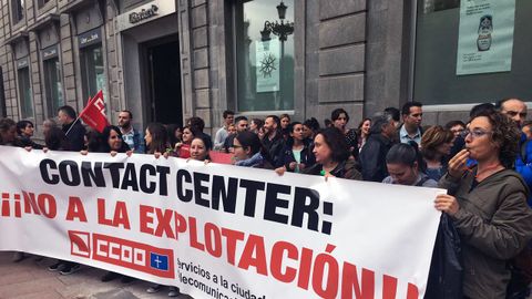 Protesta de los trabajadores del call-centre de Liberbak, en la plaza de La Escandalera
