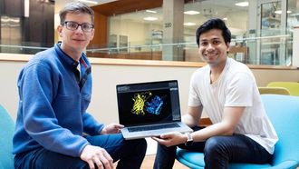 Kaspar Podgorski (izquierda), l�der del estudio y Abhi Aggarwal (derecha), investigador asociado, muestran c�mo �hablan� las neuronas