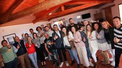 Lu�s Oujo rodeado de los afiliados m�s j�venes de su partido