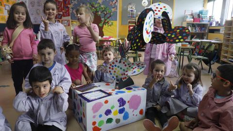 Pequeos del Irmns Villar, frente a sus dibujos expuestos en clase