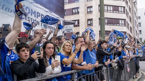 As fue el emocionante recibimiento al autobs del Real Oviedo antes del choque ante el Almera