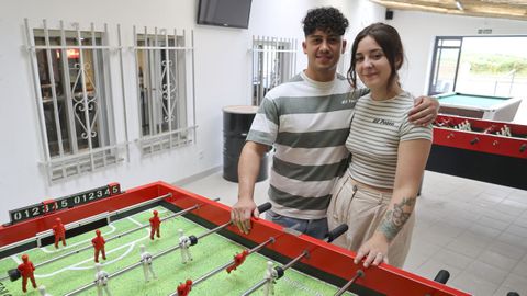 Joan y Lucía en los futbolines de El Paseo