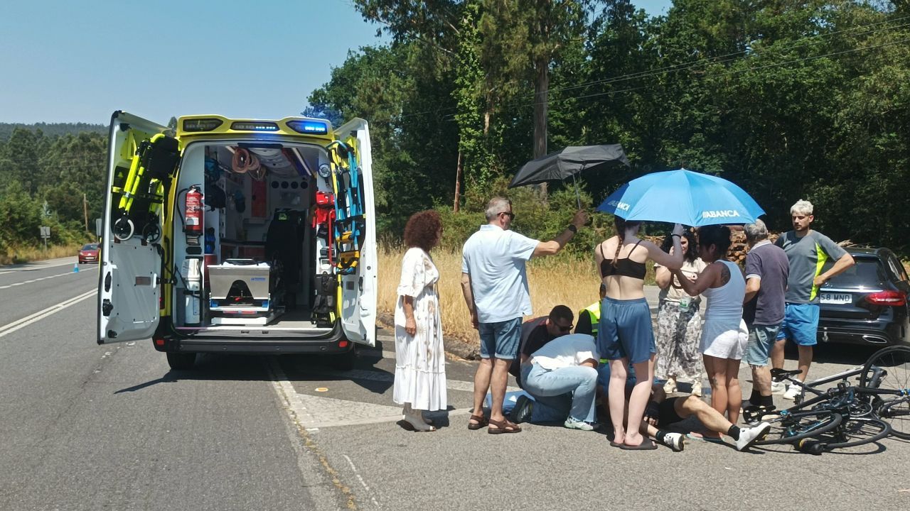Heridos dos ciclistas tras ser arrollados por un coche en A Estrada