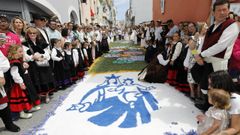 Las alfombras florales sobre las que procesiona la imagen de la Virgen del Carmen son uno de los grandes atractivos de las fiestas de Foz