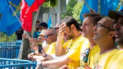 Casi medio millar de personas, entre ellas trabajadores de Alcoa, han recorrido la distancia entre el estadio Santiago Bernab�u y el Ministerio de Industria, Comercio y Turismo en un manifestaci�n