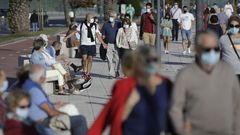 Gente paseando con mascarilla en A Coru�a