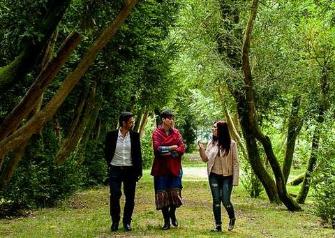 Os escritores premiados no certame da editora Xerais Eduardo Santiago, Mara Reimndez y Ledicia Costas, onte conversando no paseo dos Buxos, na illa de San Simn, na ra de Vigo. 