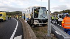 Varios heridos tras chocar un bus contra un muro en la AG-52