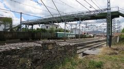 Paso elevado sobre la v�a del tren en el casco urbano de Monforte