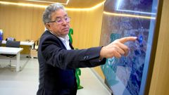 El alcalde de Pontevedra, Miguel Anxo Fernández Lores (BNG), este viernes, señala en el mapa la carretera PO-224 que el Concello quiere que la Xunta mejore