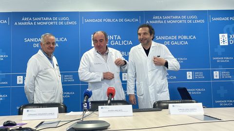 El gerente del rea sanitaria, Ramn Ares (en el centro), acompaadodeldirector asistencial, Fernando Fernndez Lamelo (a la derecha) y de Carlos Lpez Somoza, director de Procesos de Soporte.