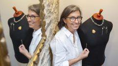 Mar�a del Carmen Lago muestra los bordoncillos dise�ados en el taller que tiene en su propia casa, donde se colaron en la �ltima d�cada sus herramientas de orfebre: mazo, segueta, alicates, limat�n... adem�s del cari�o que imprime en cada pieza. Miembro de Creativas Galegas, suele realizar series peque�as y personaliza sus joyas al gusto de cada cliente. 