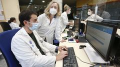 Sof�a Linares, jefa del servicio de cita previa del centro de salud Illas Canarias, en Lugo