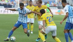 Luis Mu�oz controla un bal�n ante el C�diz