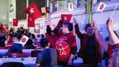 Miembros del Inuit Ataqatigiit celebran su victoria electoral
