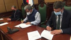 El pasado 27 de abril, el alcalde de Ribeira (en el centro de la imagen) firmaba el convenio para la construcci�n del nuevo auditorio de Ribeira, el proyecto m�s cuantioso de los licitados por los concellos de la comarca en los �ltimos tiempos. Sus casi cuatro millones de presupuesto dispararon la inversi�n del ayuntamiento ribeirense en el ejercicio pasado