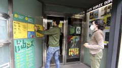 Ramiro Ledo y V�ctor Paz, responsable del D�plex Cinema de Esteiro, pegando carteler�a con las nuevas normas de seguridad por el covid-19