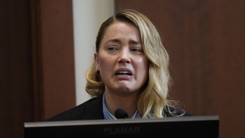 Amber Heard llora durante su testimonio en el juicio por difamación en el que se enfrenta con Johnny Depp