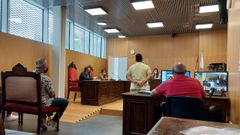 Los dos acusados, uno de pie y otro en el banquillo, admitieron los hechos ante la magistrada del Juzgado de lo Penal 1 de Ourense