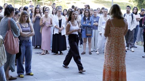 Opositores accediendo al examen en el IES �lvaro Cunqueiro de Vigo