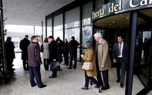 Un grupo de accionistas, saliendo de la junta extraordinaria en un hotel de Santiago.