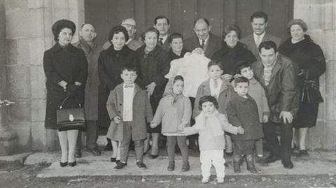 Foto de la familia del empresario Manuel P�rez Moreiras, apodado el General, en el centro de la imagen. Ant�n Pati�o Regueira es el segundo por la derecha en la fila superior