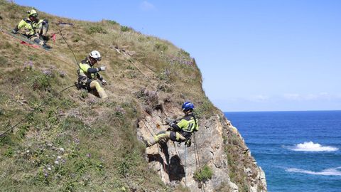 Los bomberos del SPEIS de Nar�n, en la formaci�n de rescate vertical por los acantilados de Pena Lopesa