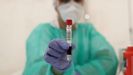 Un sanitario madrile�o con muestras de un paciente para la prueba de coronavirus