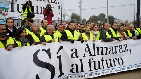 Unas 7.000 personas, entre ellas un buen número de representantes políticos de distinto signo, marcharon en enero desde la plaza del Ayuntamiento de Almaraz hasta las puertas de la central nuclear para reclamar, pancarta en mano, la continuidad de la actividad de la planta extremeña ante el cierre previsto por el Gobierno.