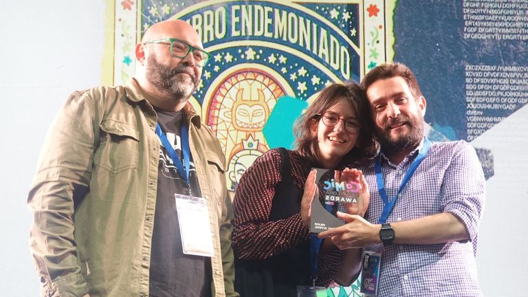 Alicia GM y Fernando Llor, a la derecha de la imagen, en el momento de recoger el premio por �El libro endemoniado�