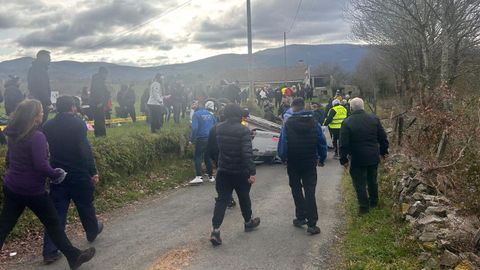 El coche de Adri&aacute;n Blach, volcado tras sufrir un accidente en el rali do Cocido.