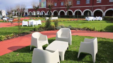 Mobiliario instalado en los jardines del CEI Nodus