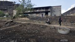 La casa rural de la Ferrera de Rugando, salvada milagrosamente del fuego