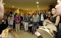 Las voces y los sones de las pandereteiras de Cercio animaron la velada en el centro social. 