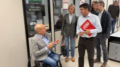 Pedro Blanco, ayer, con el presidente de la Confederaci�n Gallega de Personas con Discapacidad (Cogami), Anxo Queiruga.