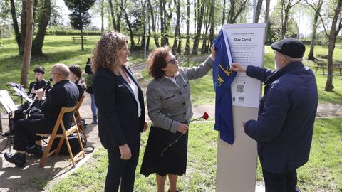 Benigna Cores Daz y Siro Lpez destapan la placa, ante la alcaldesa Marin Ferreiro. 