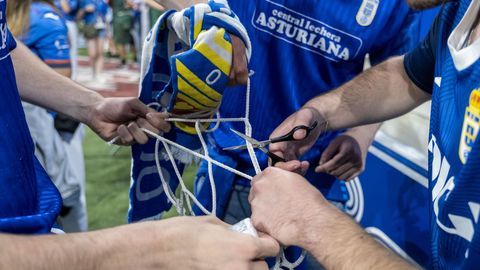 La afición del Real Oviedo celebra el ascenso a Primera División