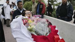 Una de las heridas durante el atentado abandonando el hospital.